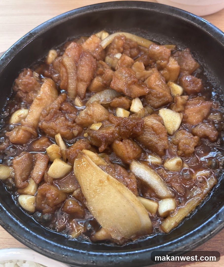 Stir-fried Pork with Garlic and Onions in Clay Pot