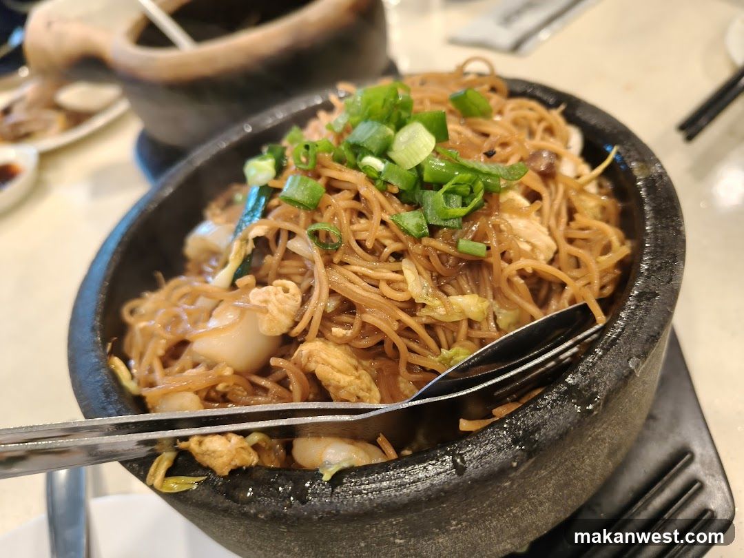 Sizzling Noodles in Stone Pot