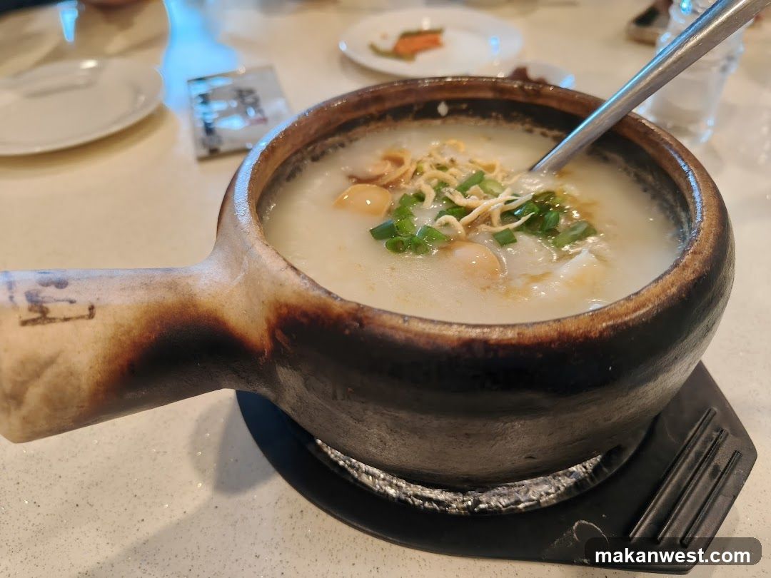 Congee in a clay pot