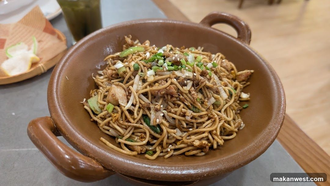 Stir-fried Noodles in Clay Pot