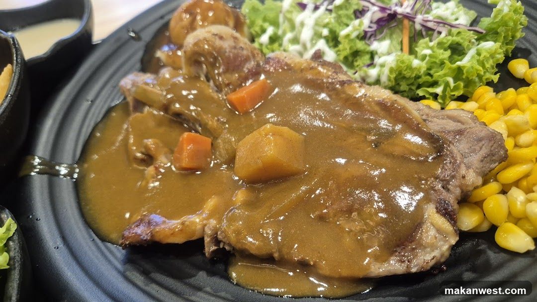Curry Rice with Steak and Salad