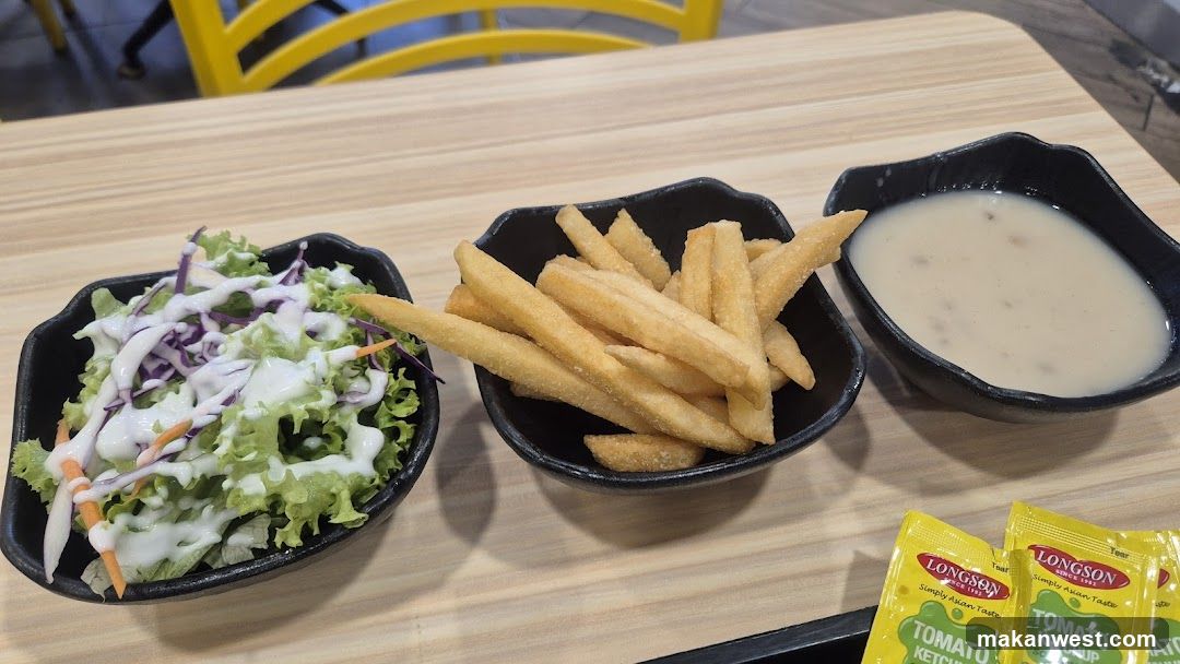 Fried Food with Salad and Sauce