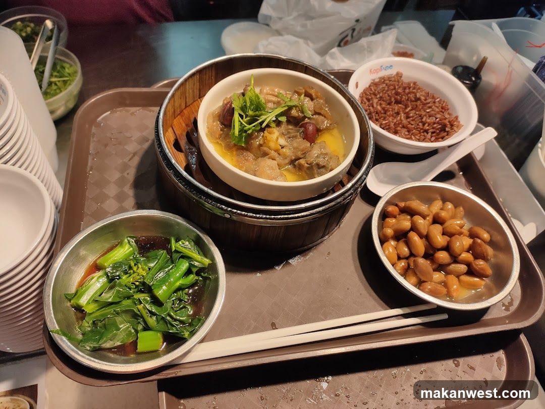 Dish Tray with Steamed Dishes and Side Bowls