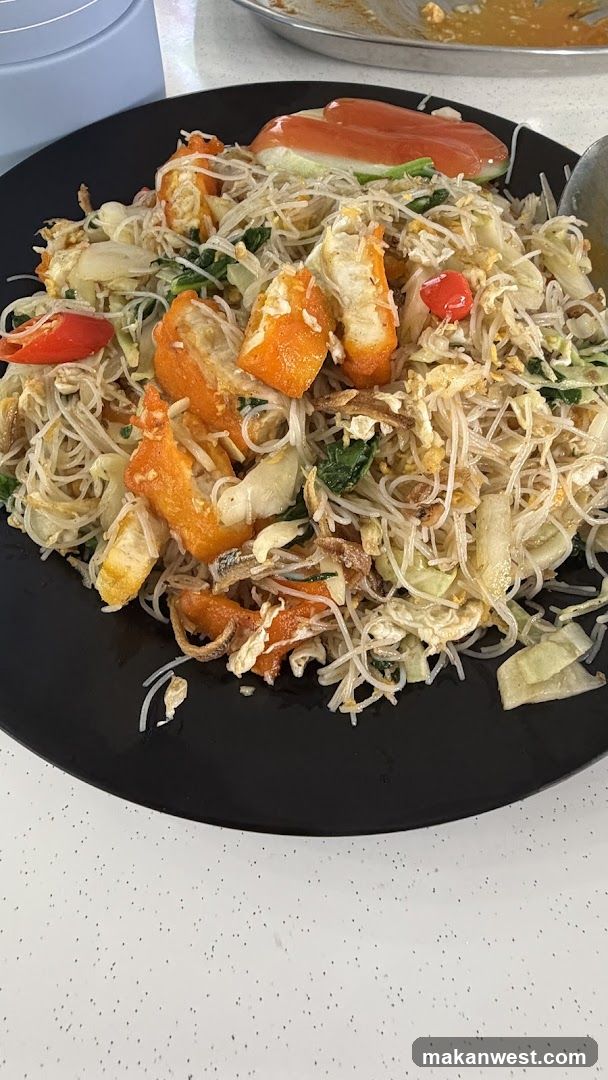 Stir-fried Rice Noodles with Crab Meat