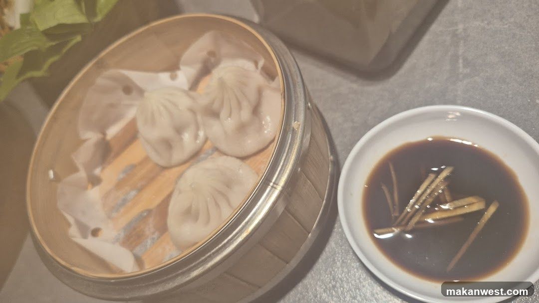 Steamed Dumplings with Soy Sauce