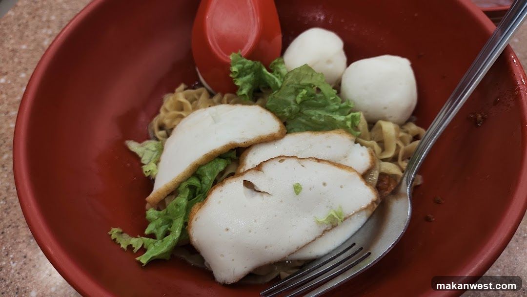 Noodle Bowl with Chicken and Fish Balls