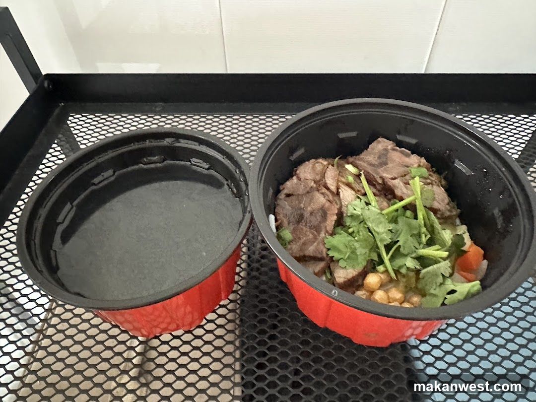 Takeout Bowls on Mesh Tray