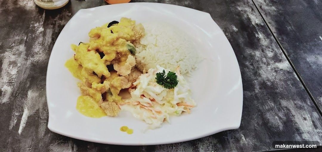 Curry Chicken with Rice and Coleslaw