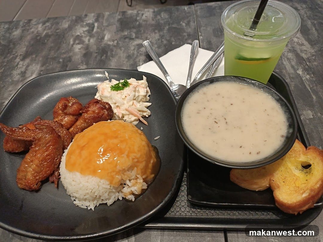 Lunch Tray with Wings, Rice, Soup and Drink