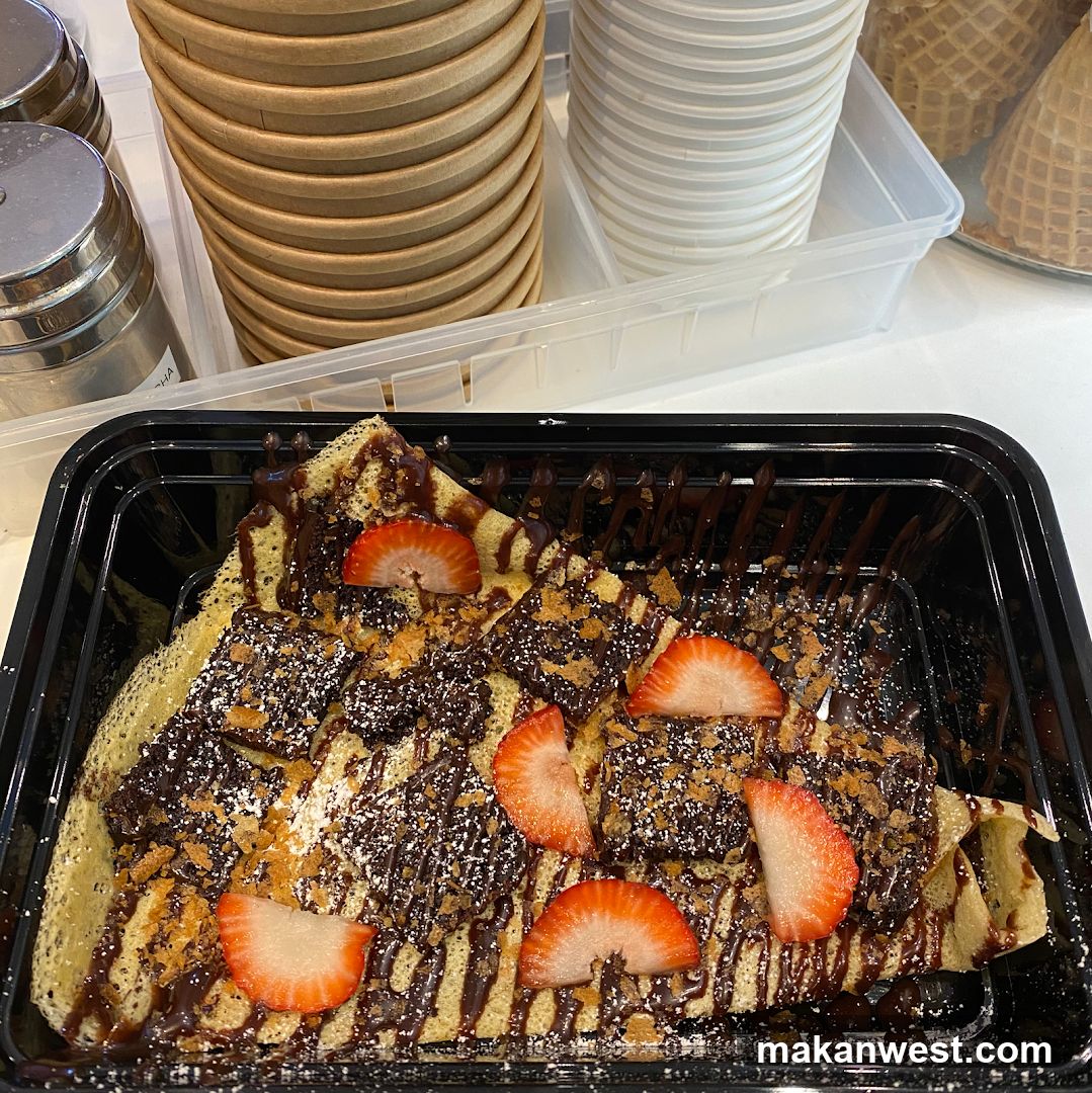 Strawberry Crepe with Chocolate Drizzle