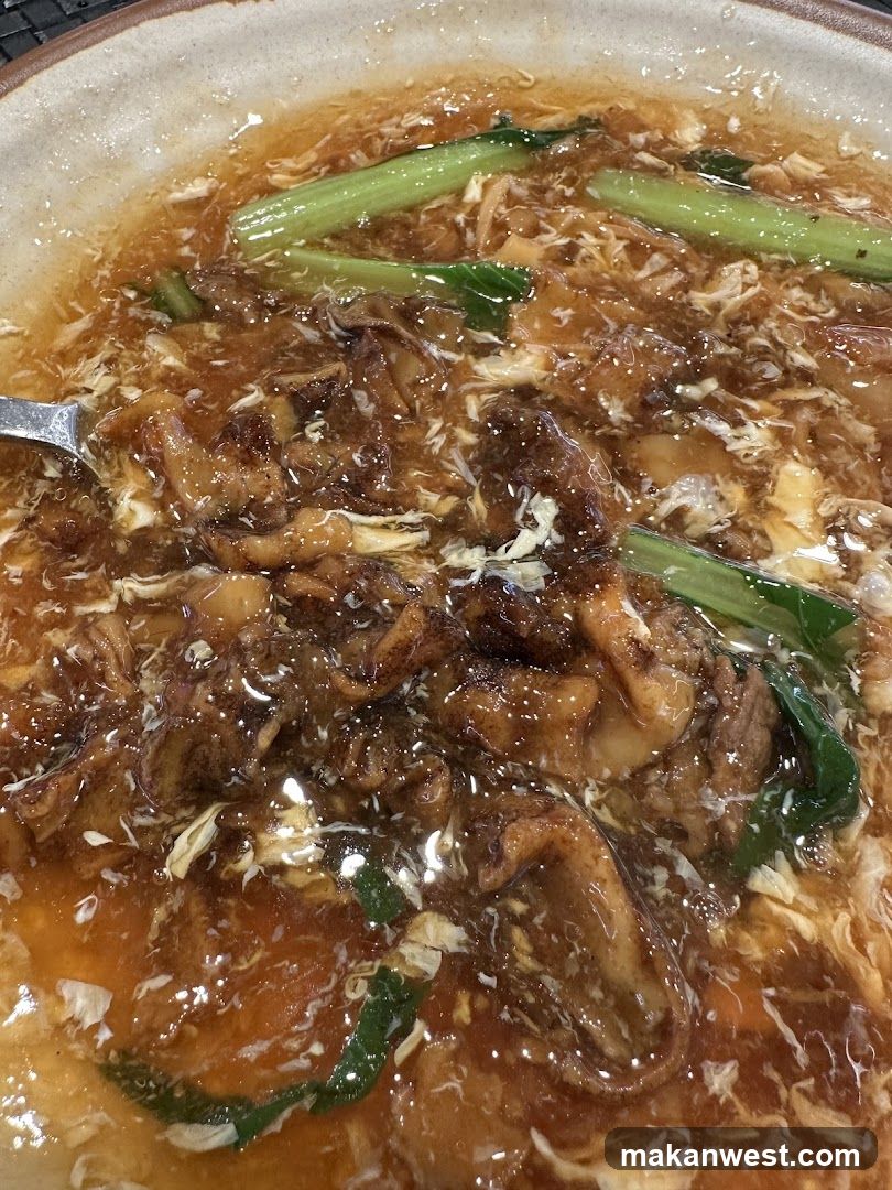 Stir-fried dish with egg and greens