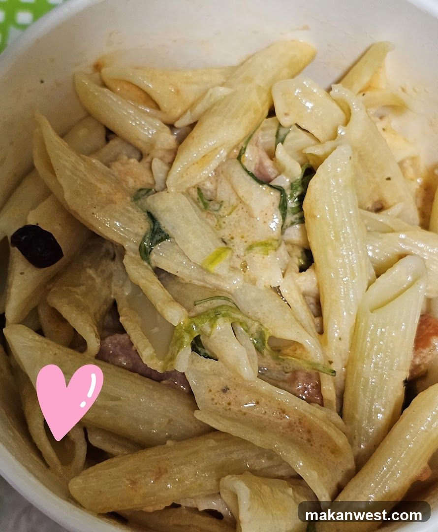 Pasta Dish with Creamy Sauce and Spinach