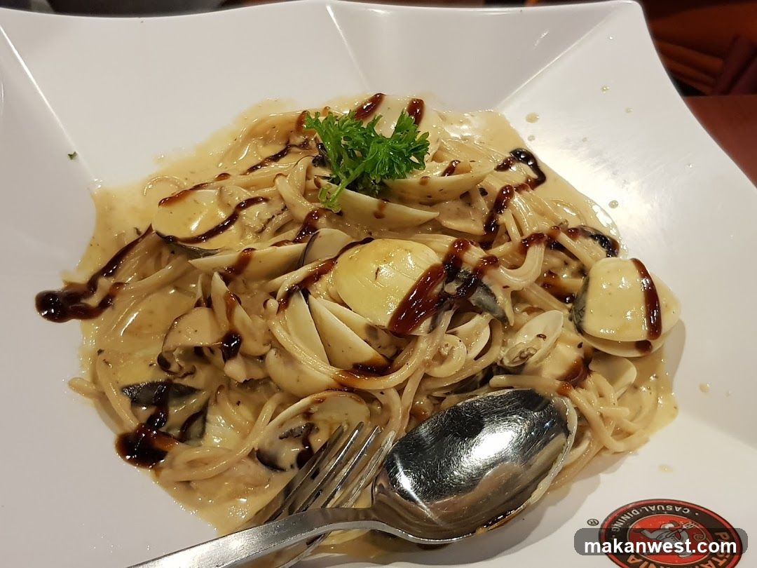 Pasta with Garlic Sauce and Mushrooms