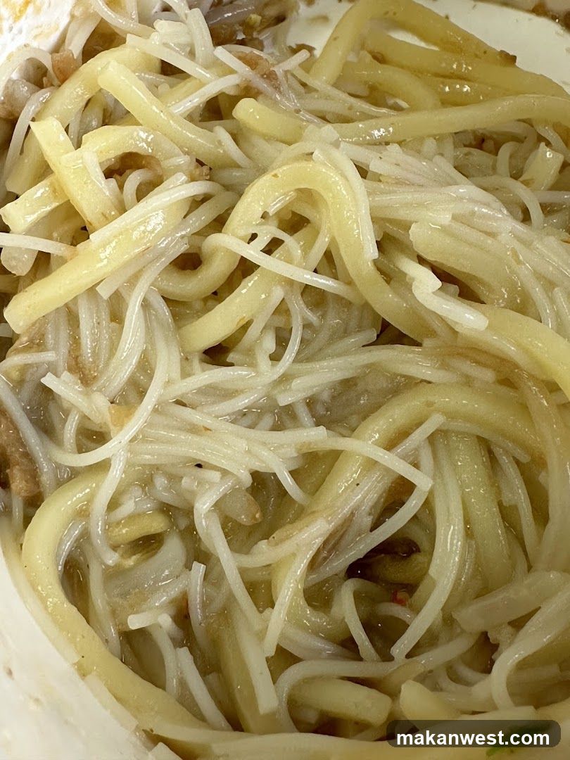 Stir-fried noodles with vegetables and meat