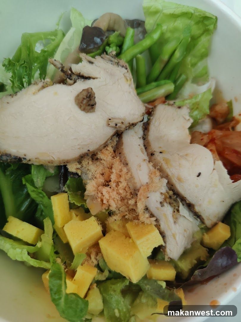 Salad Bowl with Chicken and Mango