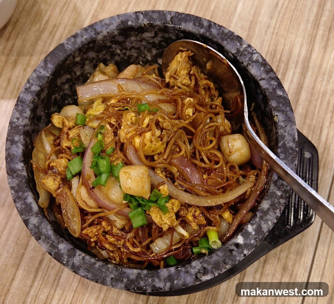 Stir-fried noodles in stone bowl