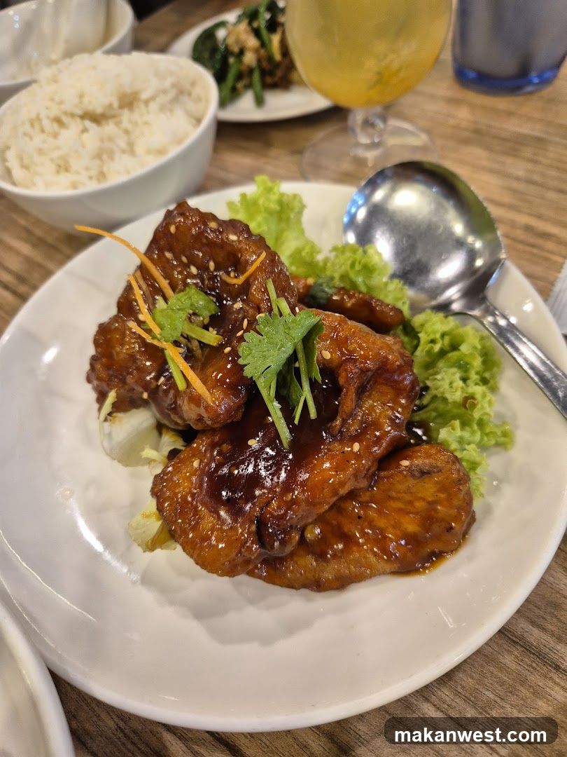 Sauced Meat Dish with Rice and Drink